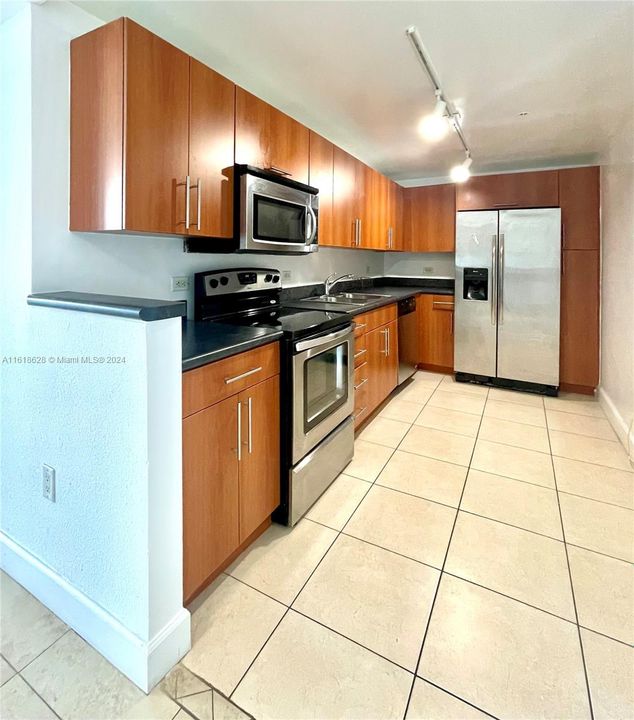 Recently Rented: $2,100 (1 beds, 1 baths, 825 Square Feet)