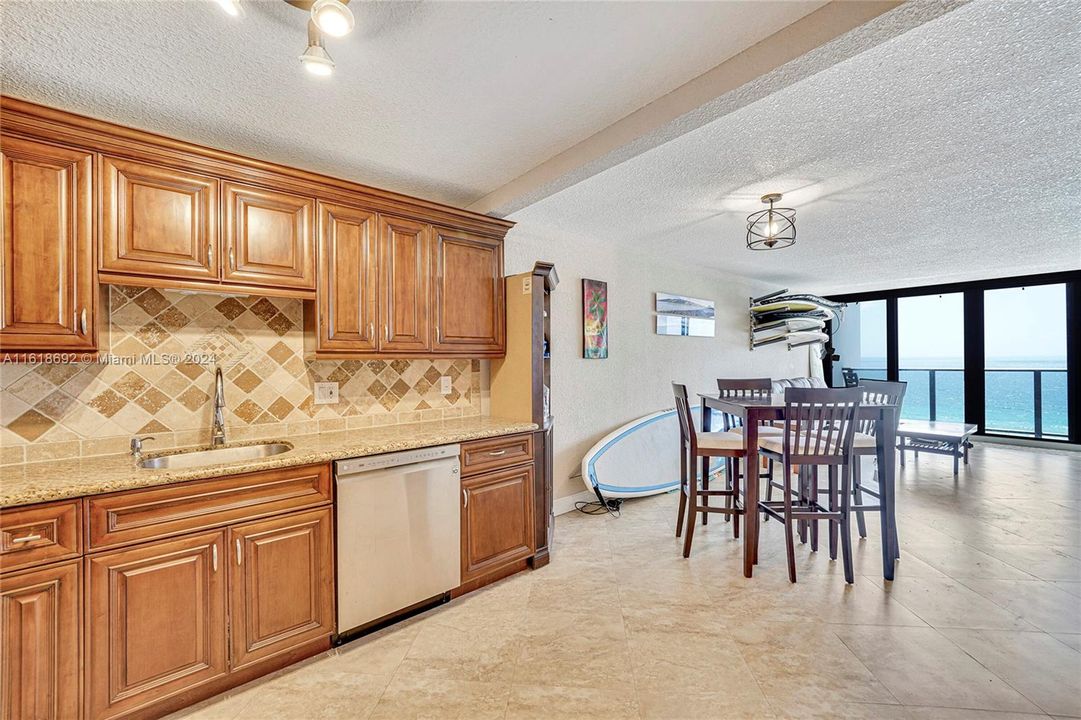 For Sale: $565,000 (1 beds, 1 baths, 1000 Square Feet)