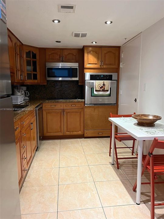 For Sale: $449,000 (1 beds, 1 baths, 874 Square Feet)