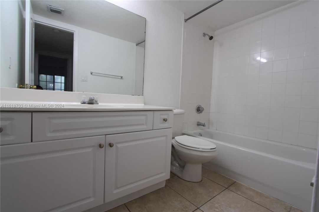 Active With Contract: $1,875 (1 beds, 1 baths, 810 Square Feet)