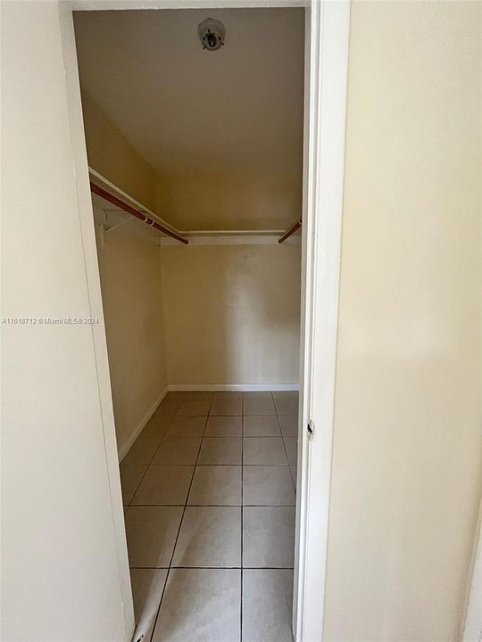 For Rent: $1,900 (1 beds, 1 baths, 8723 Square Feet)