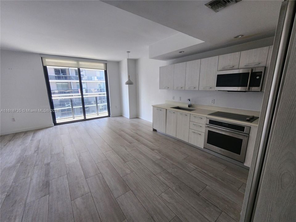 Recently Rented: $3,490 (1 beds, 1 baths, 609 Square Feet)