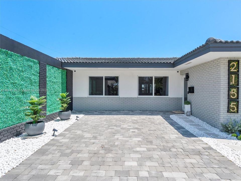 Recently Sold: $1,999,999 (3 beds, 2 baths, 2461 Square Feet)