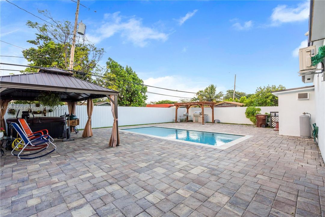 Recently Sold: $750,000 (5 beds, 3 baths, 2013 Square Feet)