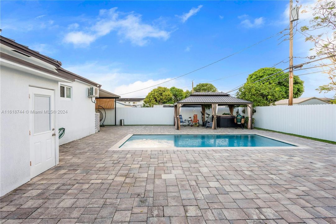 Recently Sold: $750,000 (5 beds, 3 baths, 2013 Square Feet)