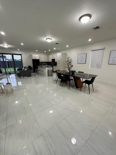 最近租的: $4,800 (5 贝兹, 4 浴室, 0 平方英尺)