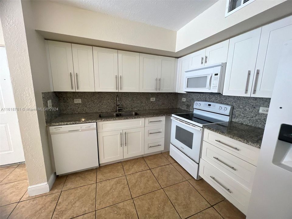 For Rent: $1,950 (1 beds, 1 baths, 659 Square Feet)