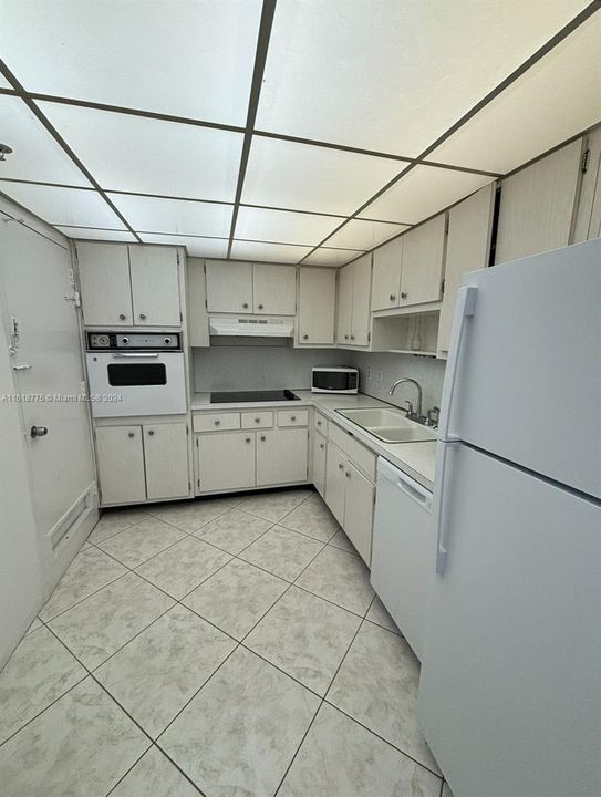 For Rent: $1,800 (1 beds, 1 baths, 705 Square Feet)