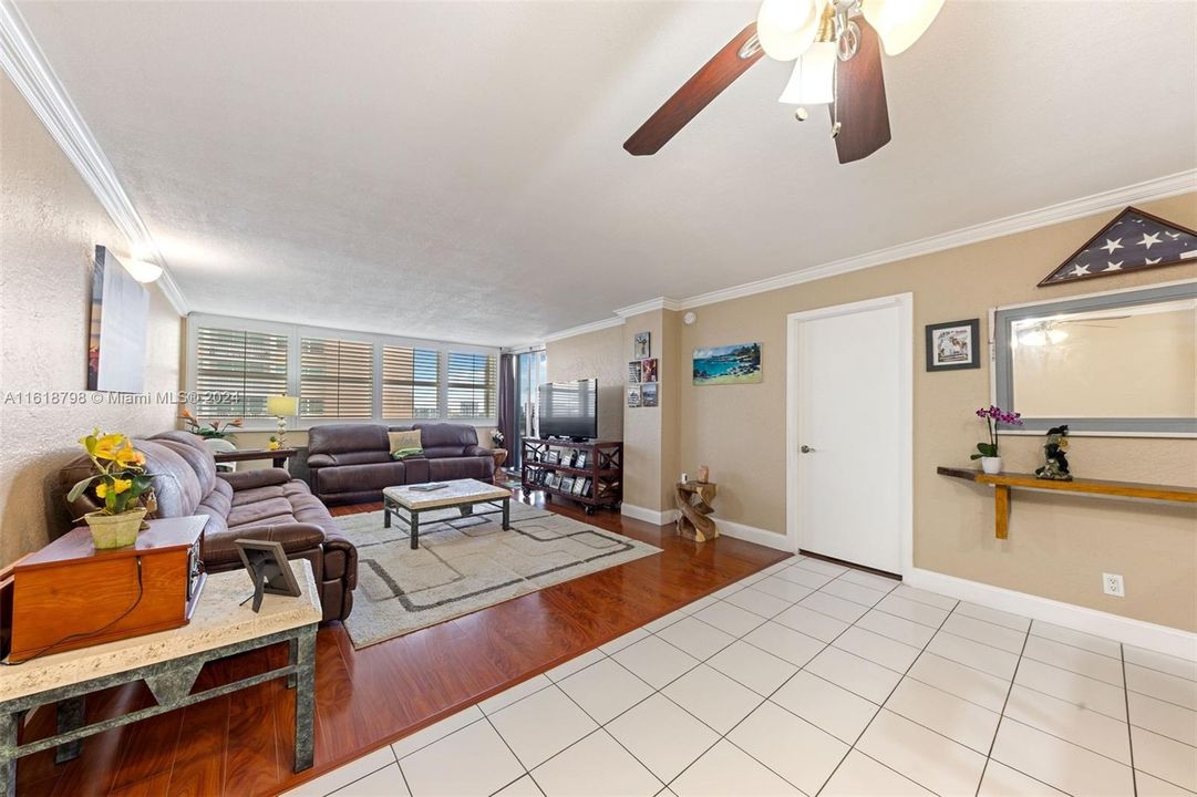 For Sale: $329,000 (1 beds, 1 baths, 870 Square Feet)