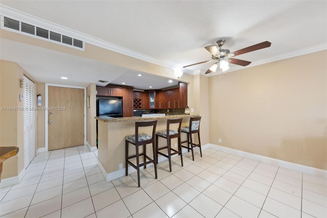 For Sale: $329,000 (1 beds, 1 baths, 870 Square Feet)