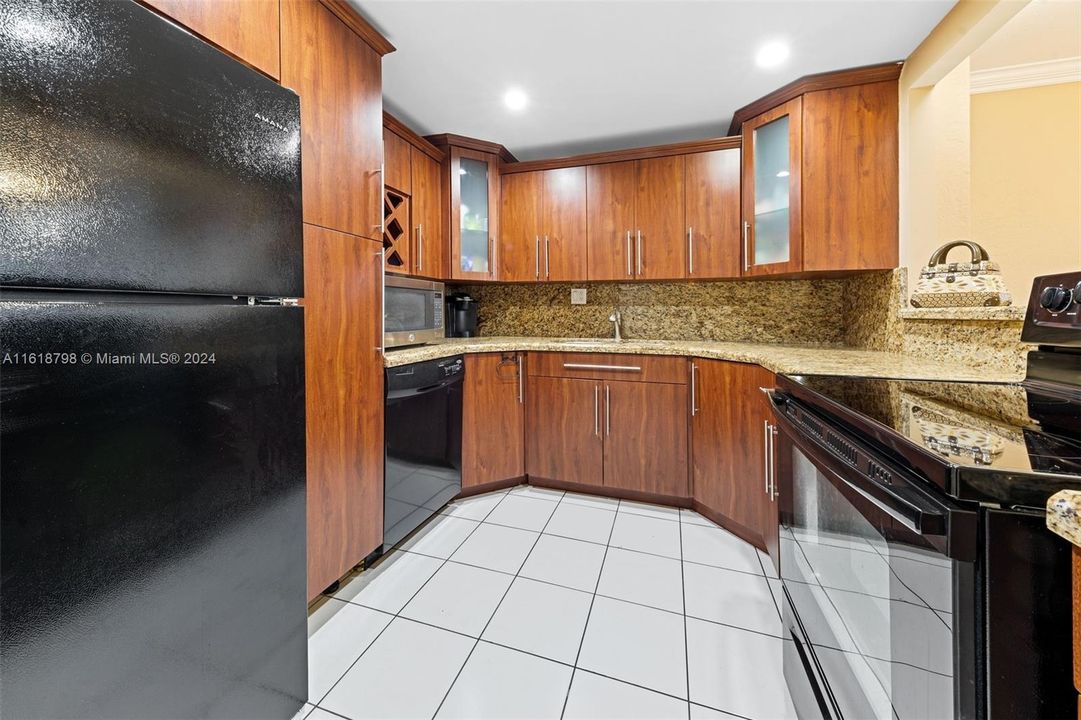 For Sale: $329,000 (1 beds, 1 baths, 870 Square Feet)