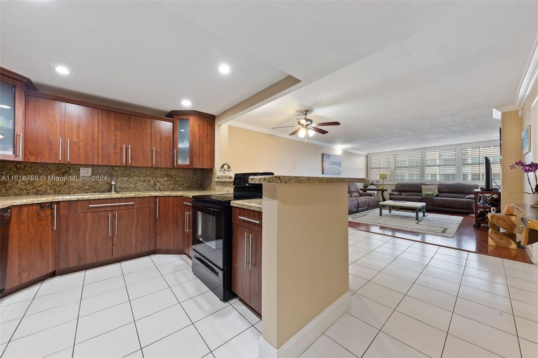 For Sale: $329,000 (1 beds, 1 baths, 870 Square Feet)