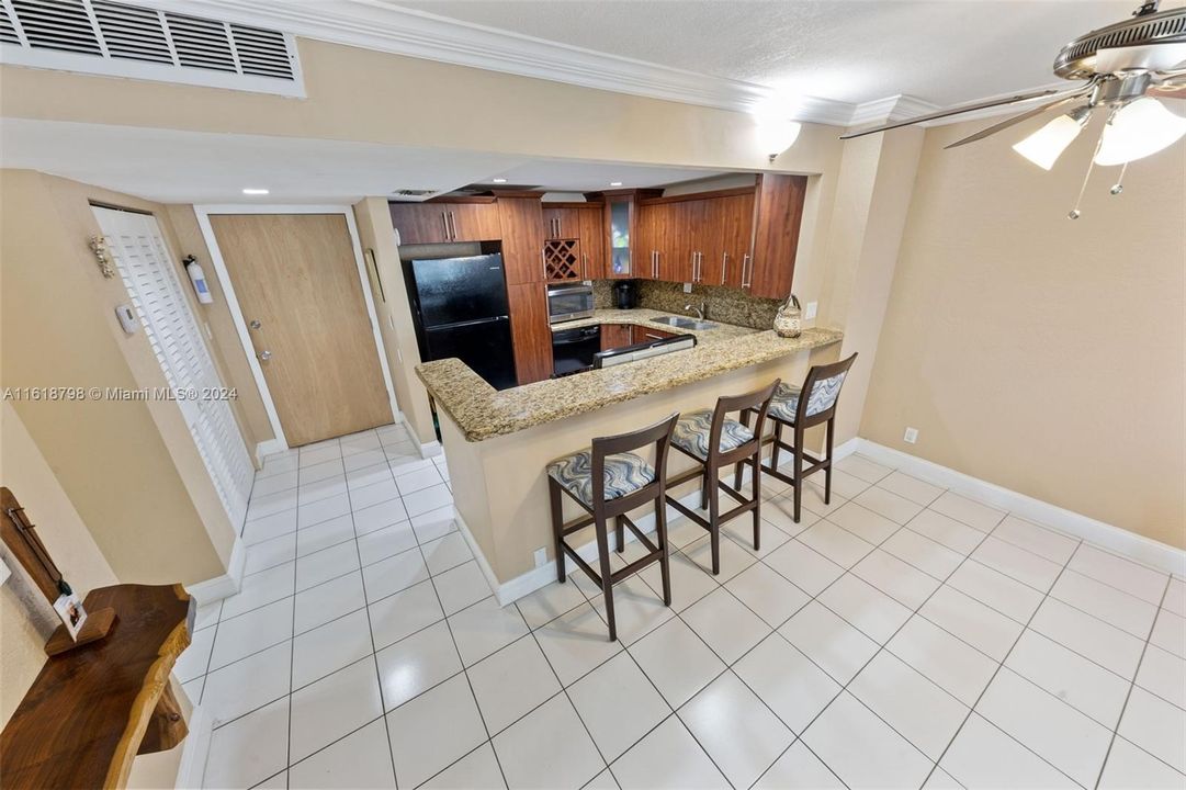 For Sale: $329,000 (1 beds, 1 baths, 870 Square Feet)