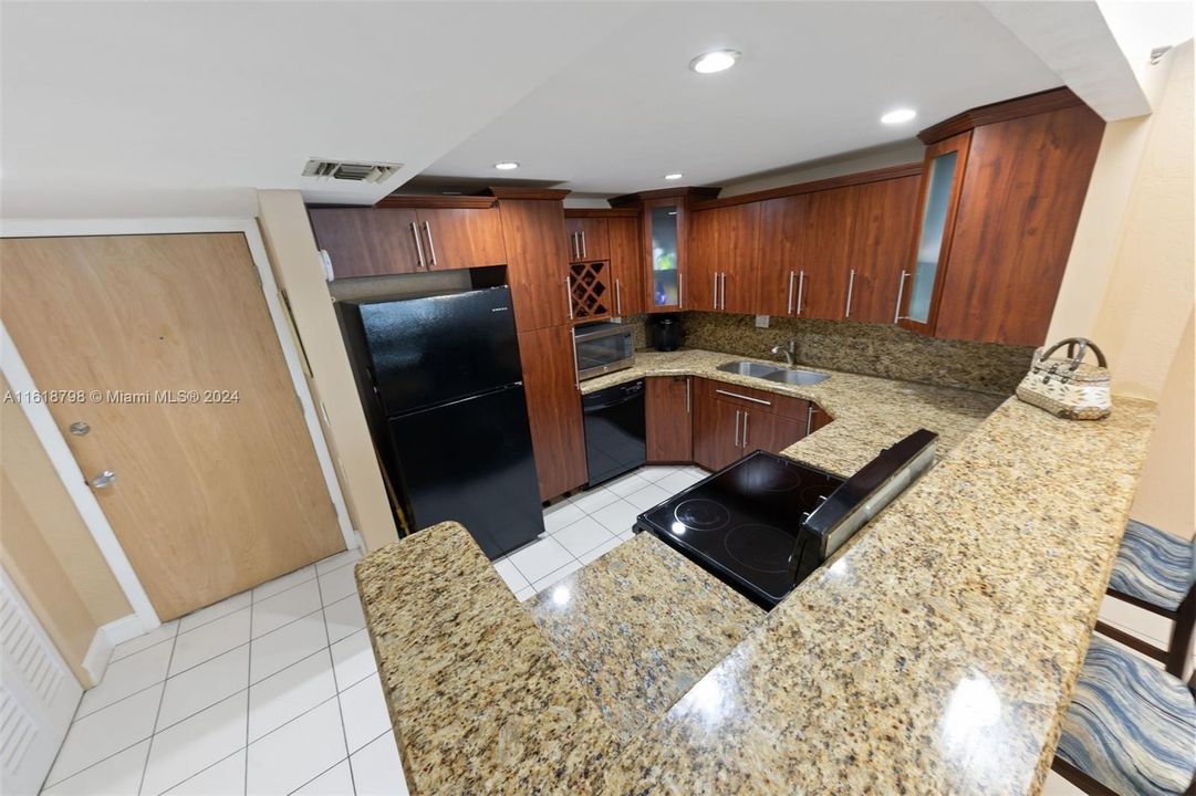 For Sale: $329,000 (1 beds, 1 baths, 870 Square Feet)