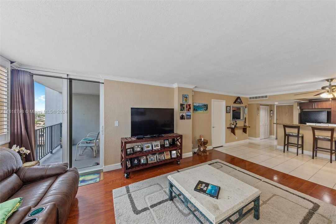 For Sale: $329,000 (1 beds, 1 baths, 870 Square Feet)