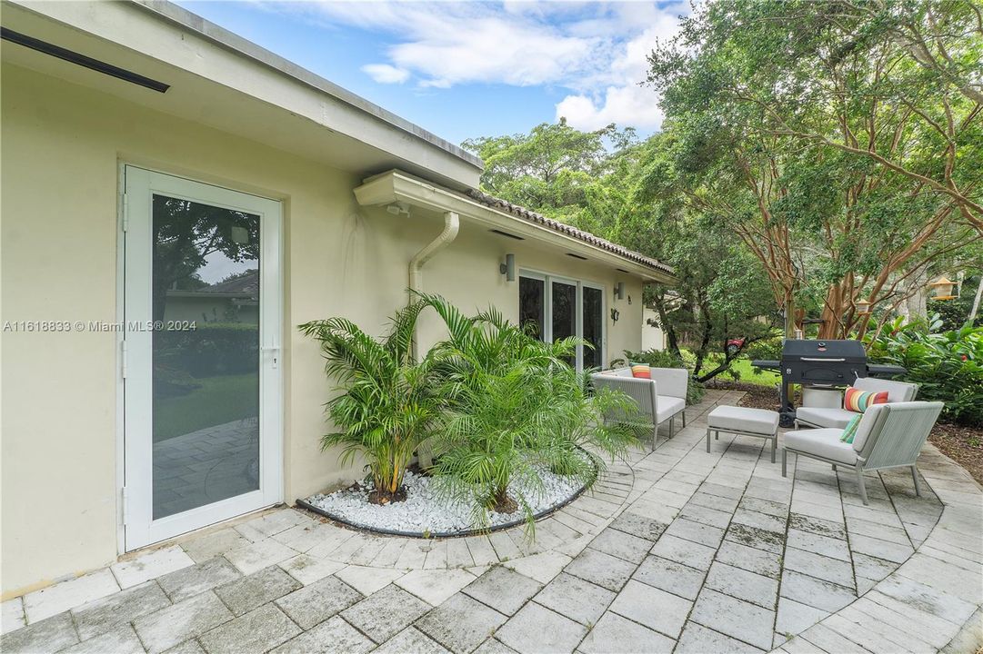 Recently Sold: $690,000 (3 beds, 3 baths, 2200 Square Feet)