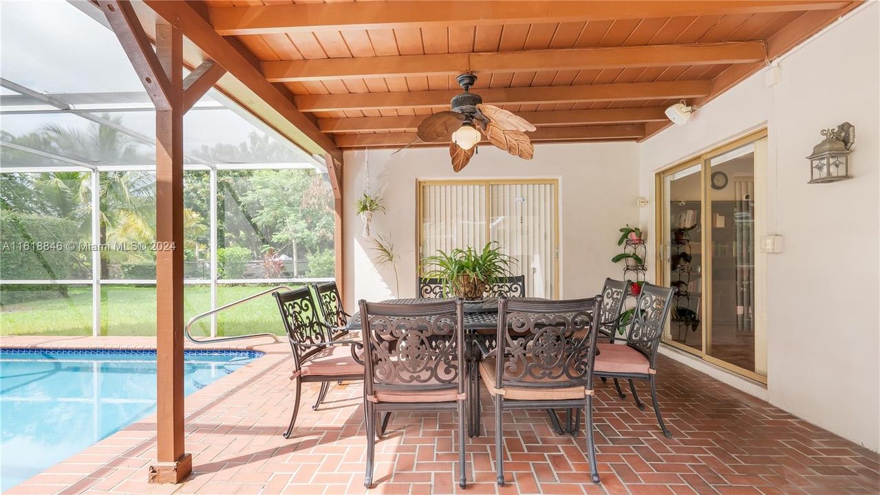 Vendido Recientemente: $579,900 (4 camas, 2 baños, 1922 Pies cuadrados)