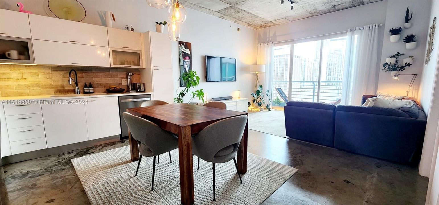 Recently Rented: $2,900 (1 beds, 1 baths, 903 Square Feet)