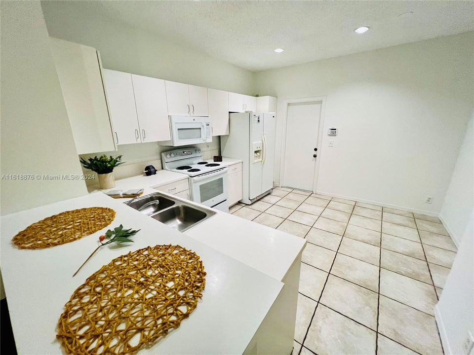 For Rent: $3,350 (3 beds, 2 baths, 1443 Square Feet)