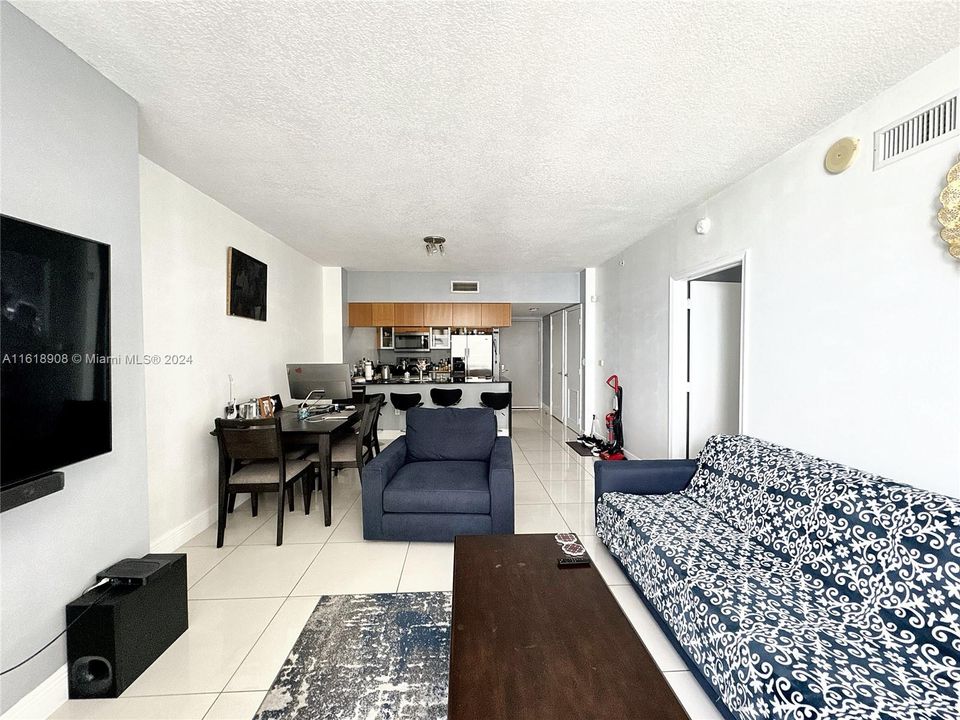 For Sale: $449,999 (1 beds, 1 baths, 791 Square Feet)