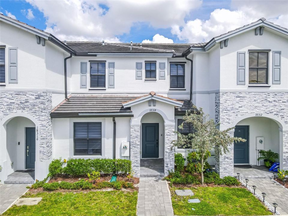 Recently Sold: $510,000 (3 beds, 3 baths, 1256 Square Feet)