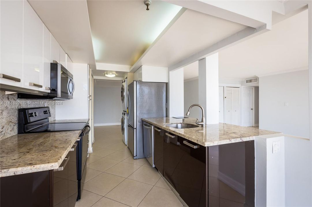 For Sale: $568,000 (2 beds, 2 baths, 1396 Square Feet)