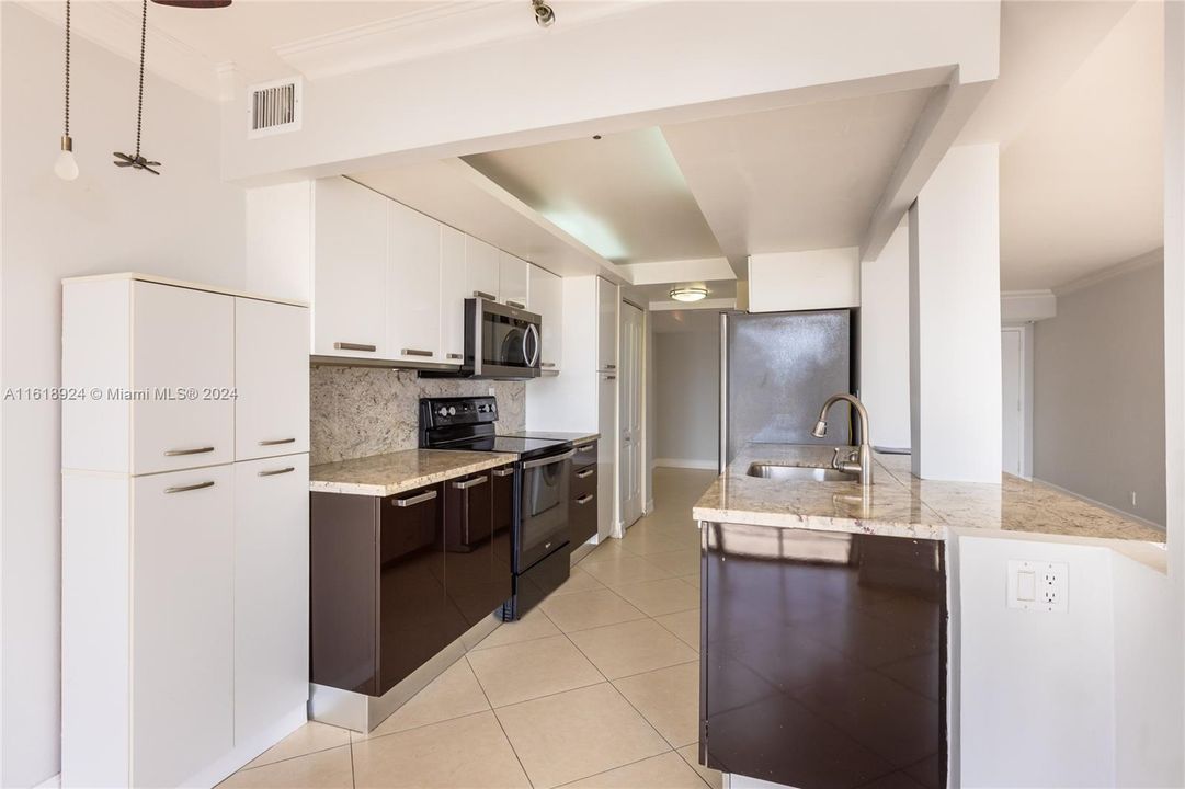 For Sale: $568,000 (2 beds, 2 baths, 1396 Square Feet)