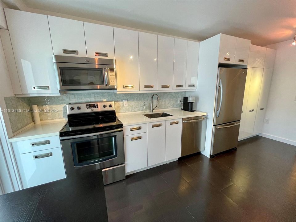 Recently Rented: $2,500 (1 beds, 1 baths, 694 Square Feet)