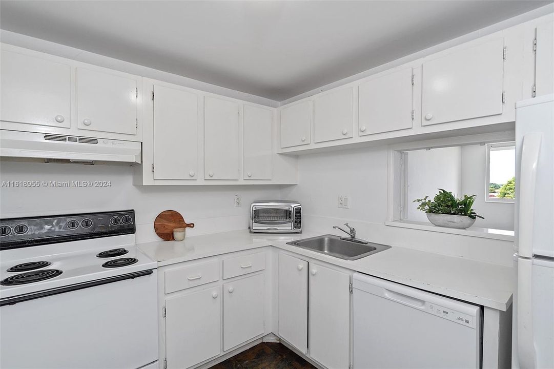 Recently Rented: $1,900 (1 beds, 1 baths, 699 Square Feet)