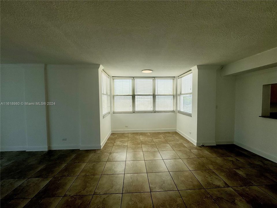 For Rent: $2,700 (2 beds, 2 baths, 1083 Square Feet)