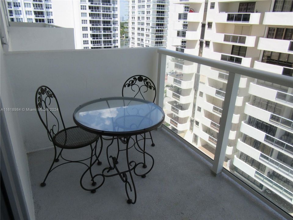 For Rent: $3,400 (1 beds, 2 baths, 825 Square Feet)