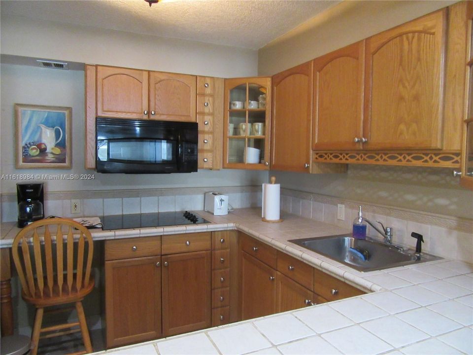 For Rent: $3,400 (1 beds, 2 baths, 825 Square Feet)