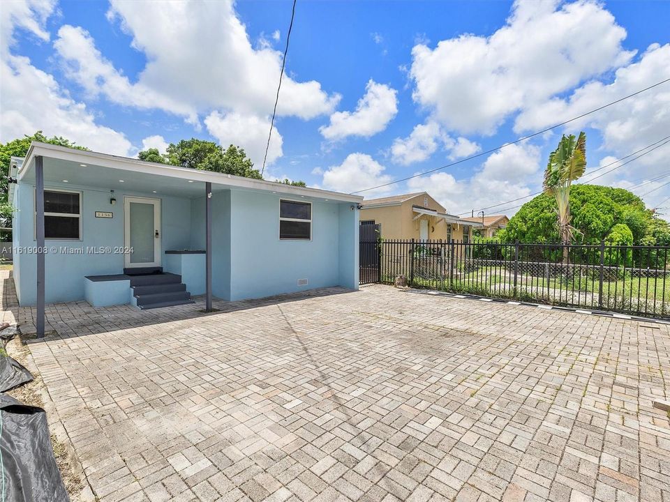 Recently Sold: $459,000 (3 beds, 2 baths, 1057 Square Feet)