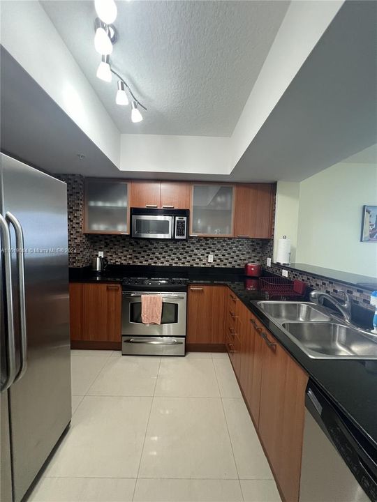 For Rent: $4,000 (1 beds, 1 baths, 1000 Square Feet)