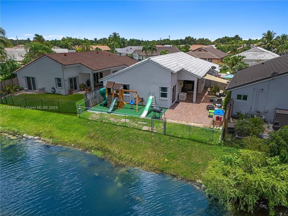 Active With Contract: $599,900 (3 beds, 2 baths, 1546 Square Feet)