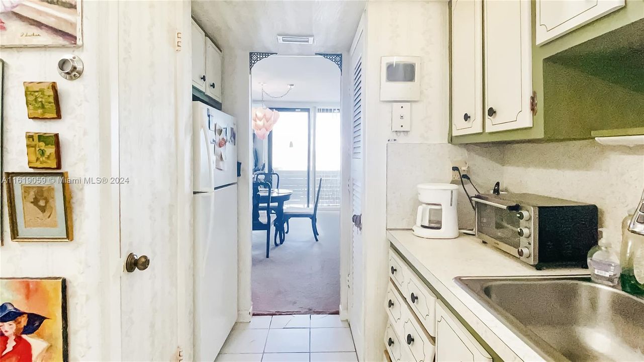 Active With Contract: $319,900 (1 beds, 1 baths, 895 Square Feet)