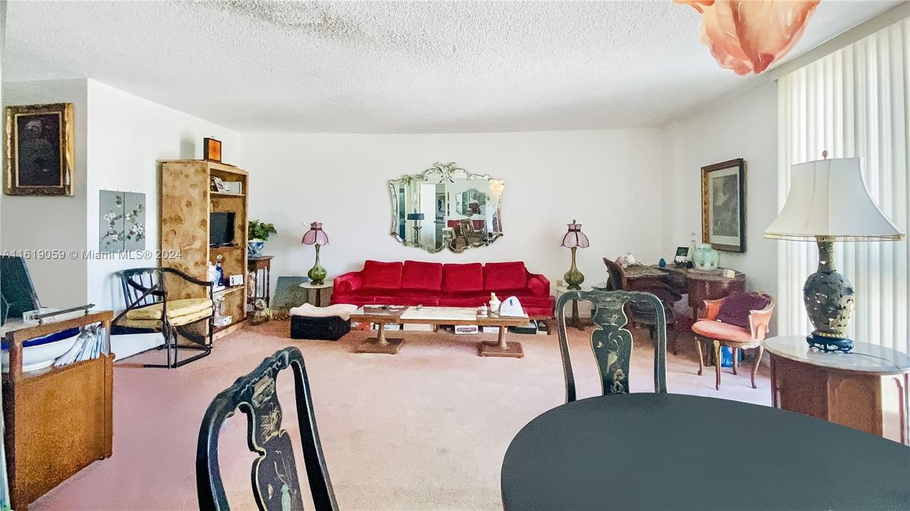 Active With Contract: $319,900 (1 beds, 1 baths, 895 Square Feet)