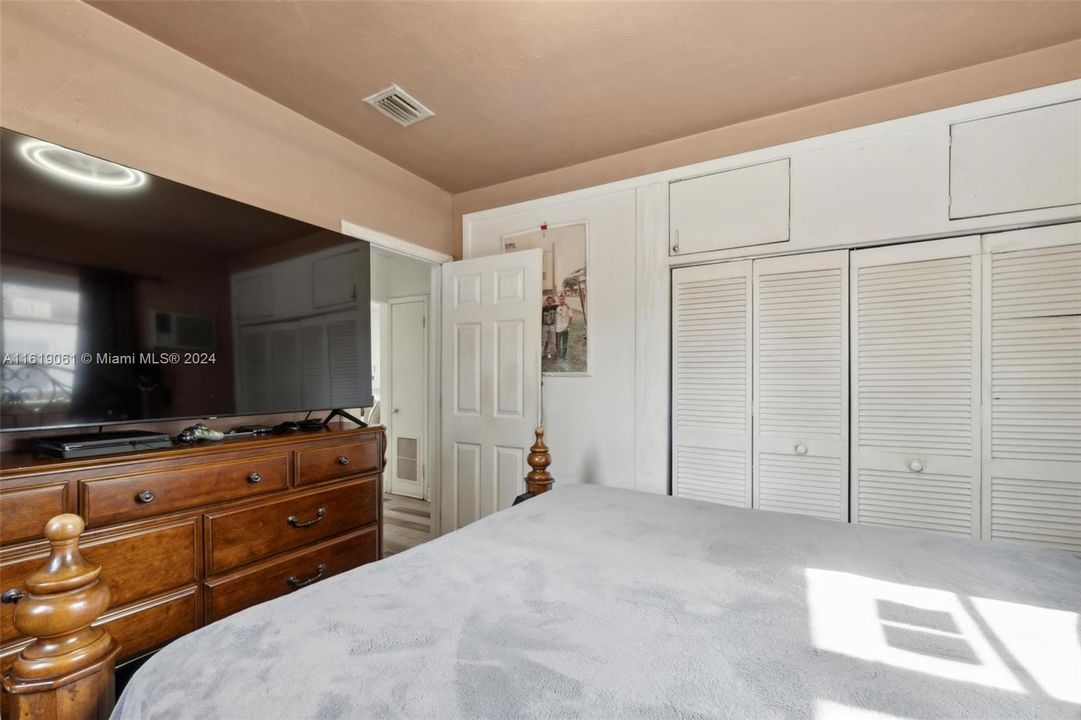 Recently Sold: $469,000 (2 beds, 1 baths, 925 Square Feet)