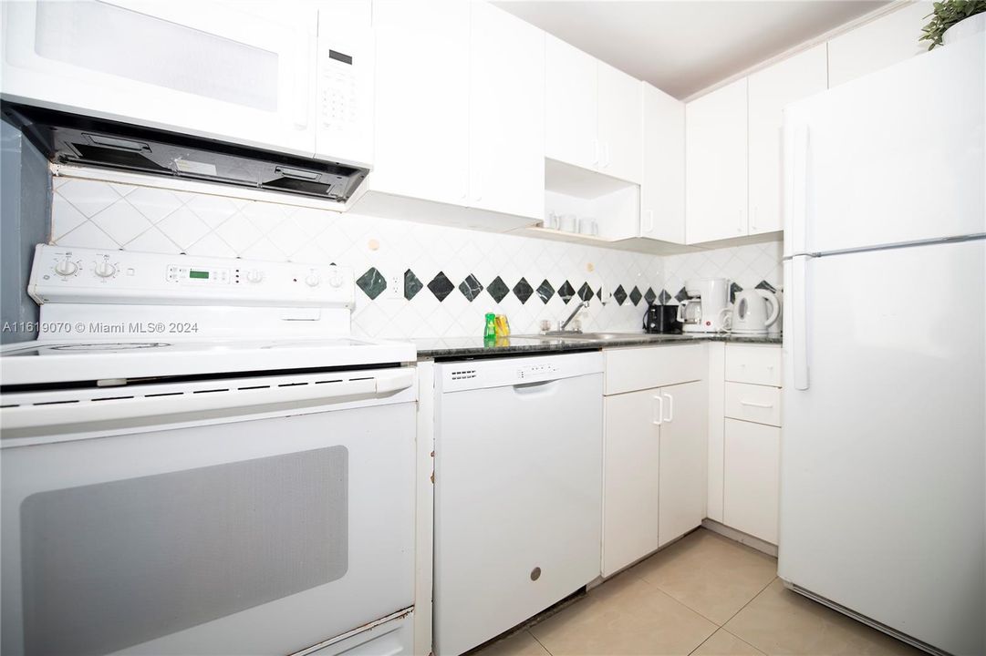 For Sale: $700,000 (1 beds, 1 baths, 560 Square Feet)