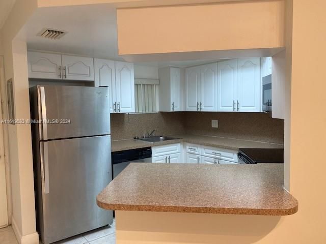 Active With Contract: $2,000 (1 beds, 1 baths, 810 Square Feet)