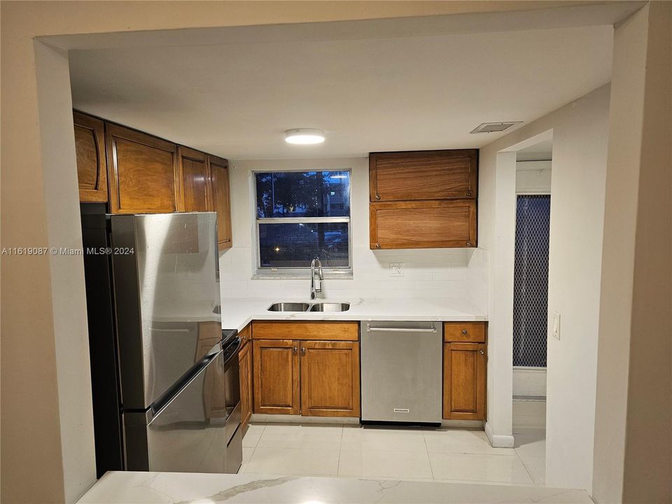 For Rent: $1,550 (1 beds, 1 baths, 720 Square Feet)