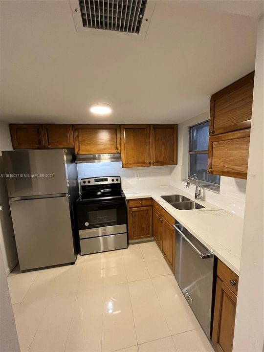 For Rent: $1,550 (1 beds, 1 baths, 720 Square Feet)