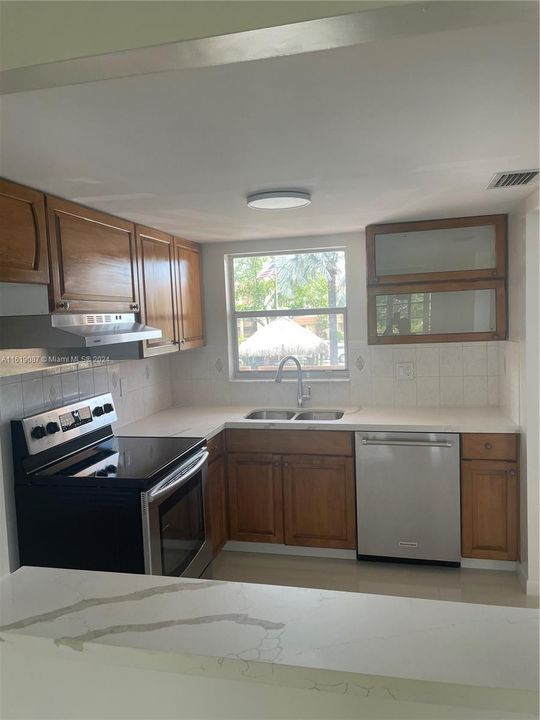 For Rent: $1,550 (1 beds, 1 baths, 720 Square Feet)