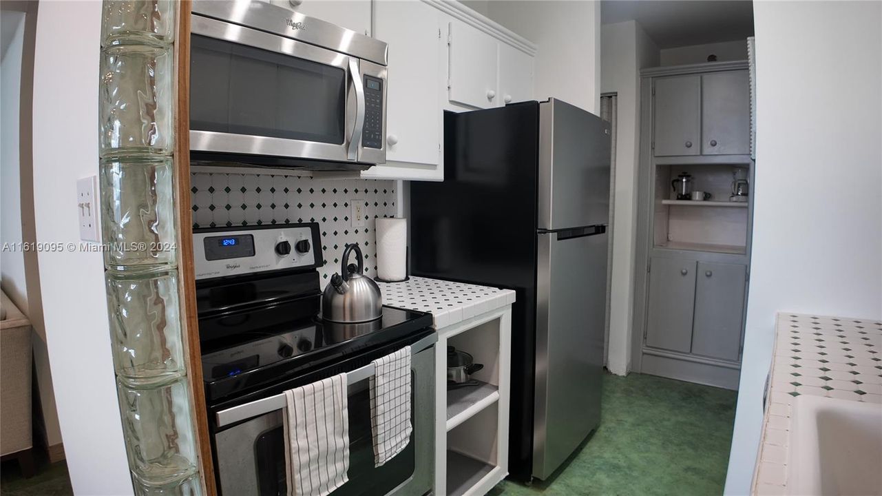 For Rent: $2,300 (0 beds, 1 baths, 570 Square Feet)