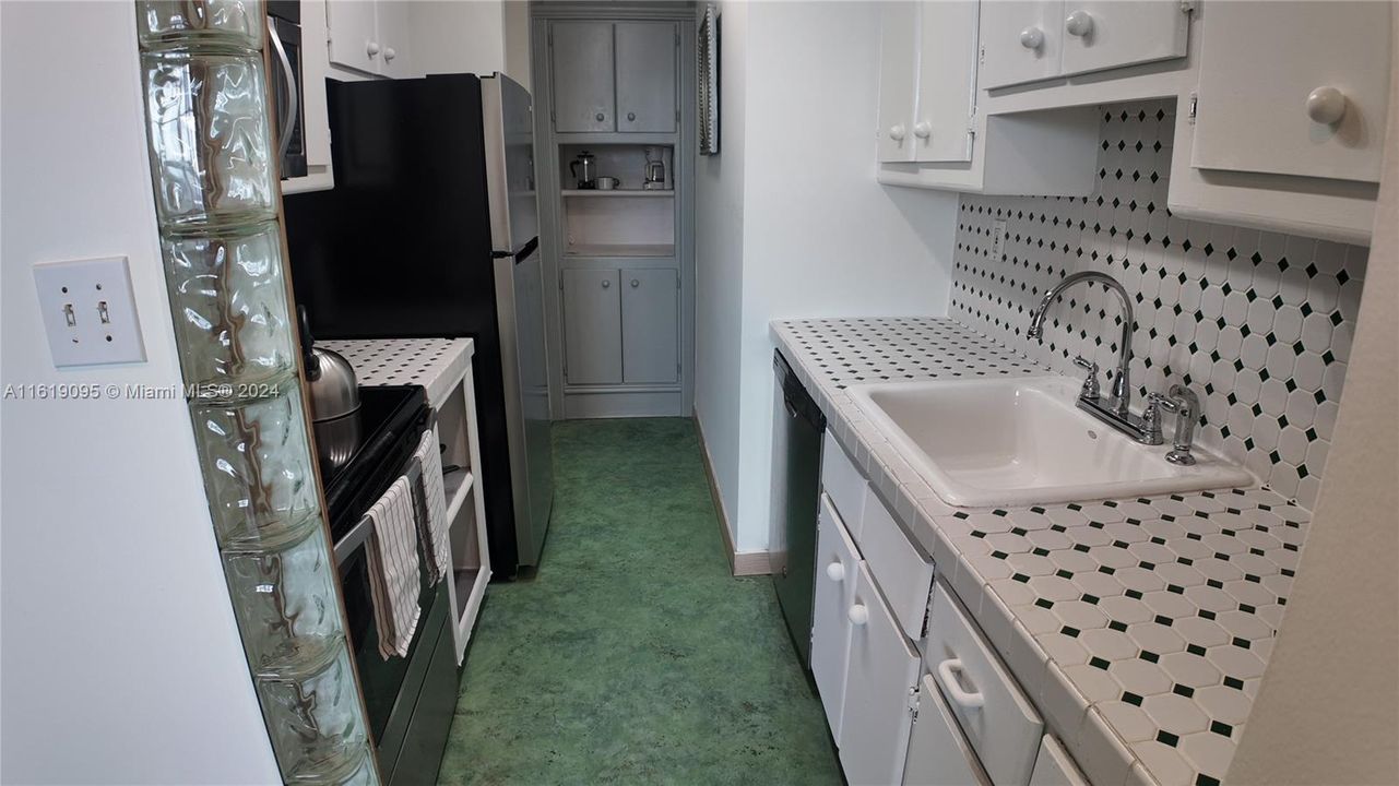 For Rent: $2,300 (0 beds, 1 baths, 570 Square Feet)