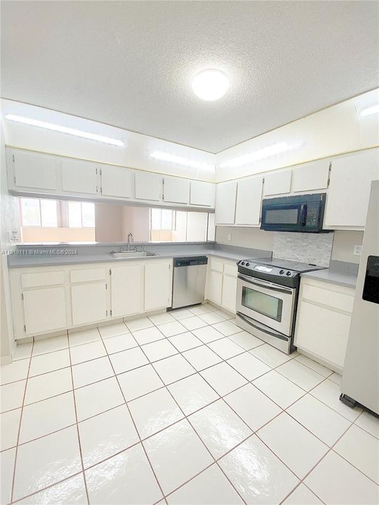 For Rent: $2,300 (2 beds, 2 baths, 1350 Square Feet)