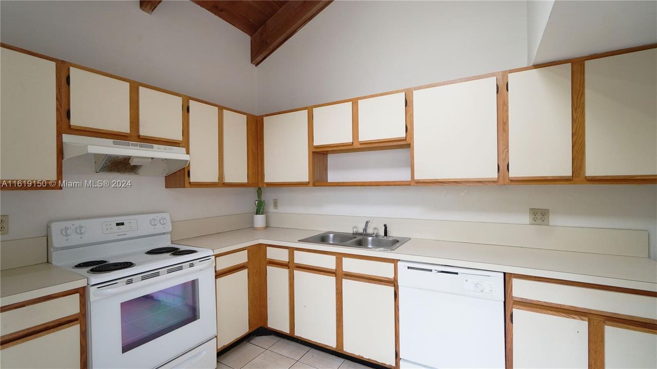 Active With Contract: $1,850 (1 beds, 1 baths, 526 Square Feet)