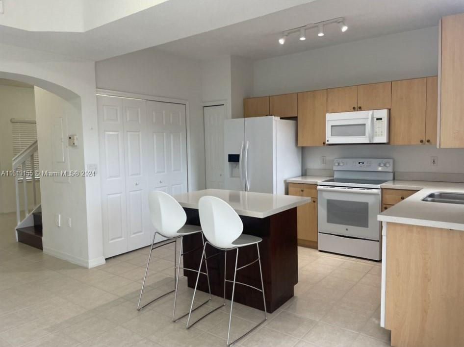 Recently Rented: $2,850 (2 beds, 2 baths, 1050 Square Feet)