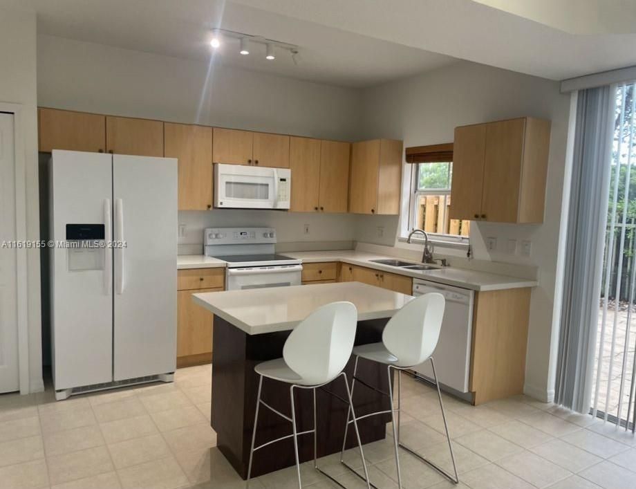 Recently Rented: $2,850 (2 beds, 2 baths, 1050 Square Feet)