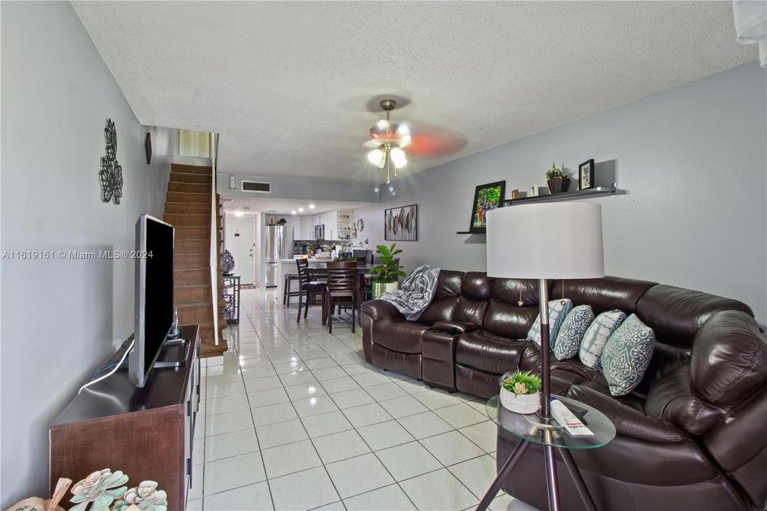 For Sale: $290,000 (2 beds, 2 baths, 945 Square Feet)